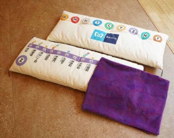 Tokyo Metro Upcycle – Coussin de sol long (Nagazabuton) en véritable tissu de siège : « Le métro détente à la maison » (Ligne Hanzomon)
