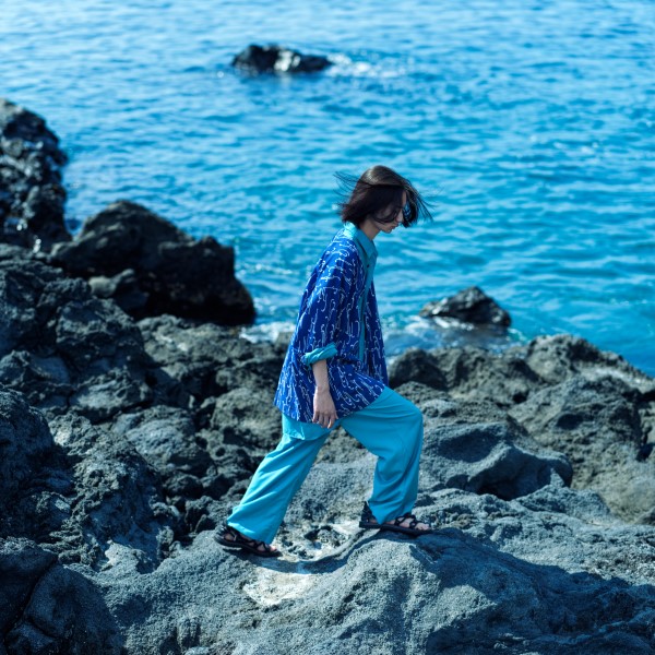 NARABI WARABI (blue) - bracken pattern, Tewsen shirt, wazarashi material, traditional loose-fitting style, unisex